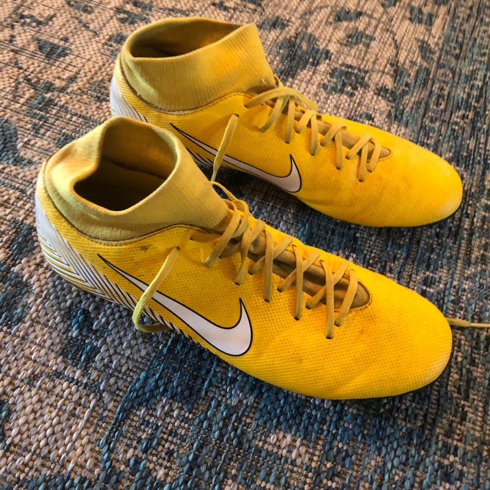 Boys NIKE soccer cleat.  Please see pictures.